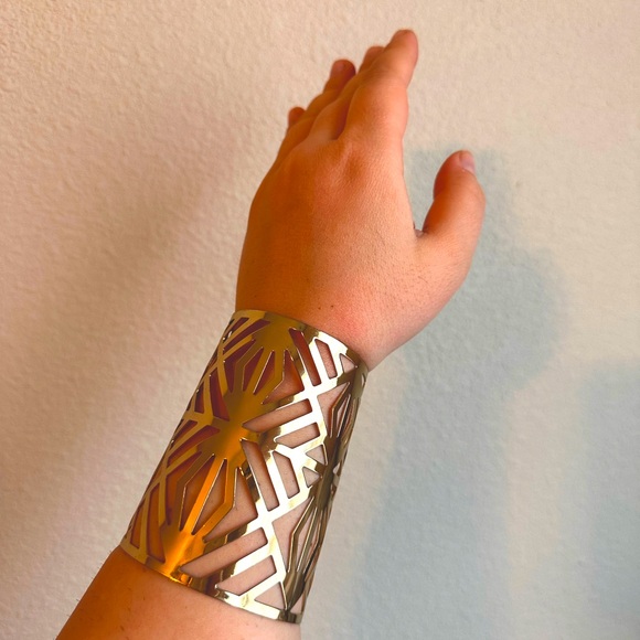 Low start Forever 21 Gold Geometric Adjustable Arm Cuff - Picture 2 of 5